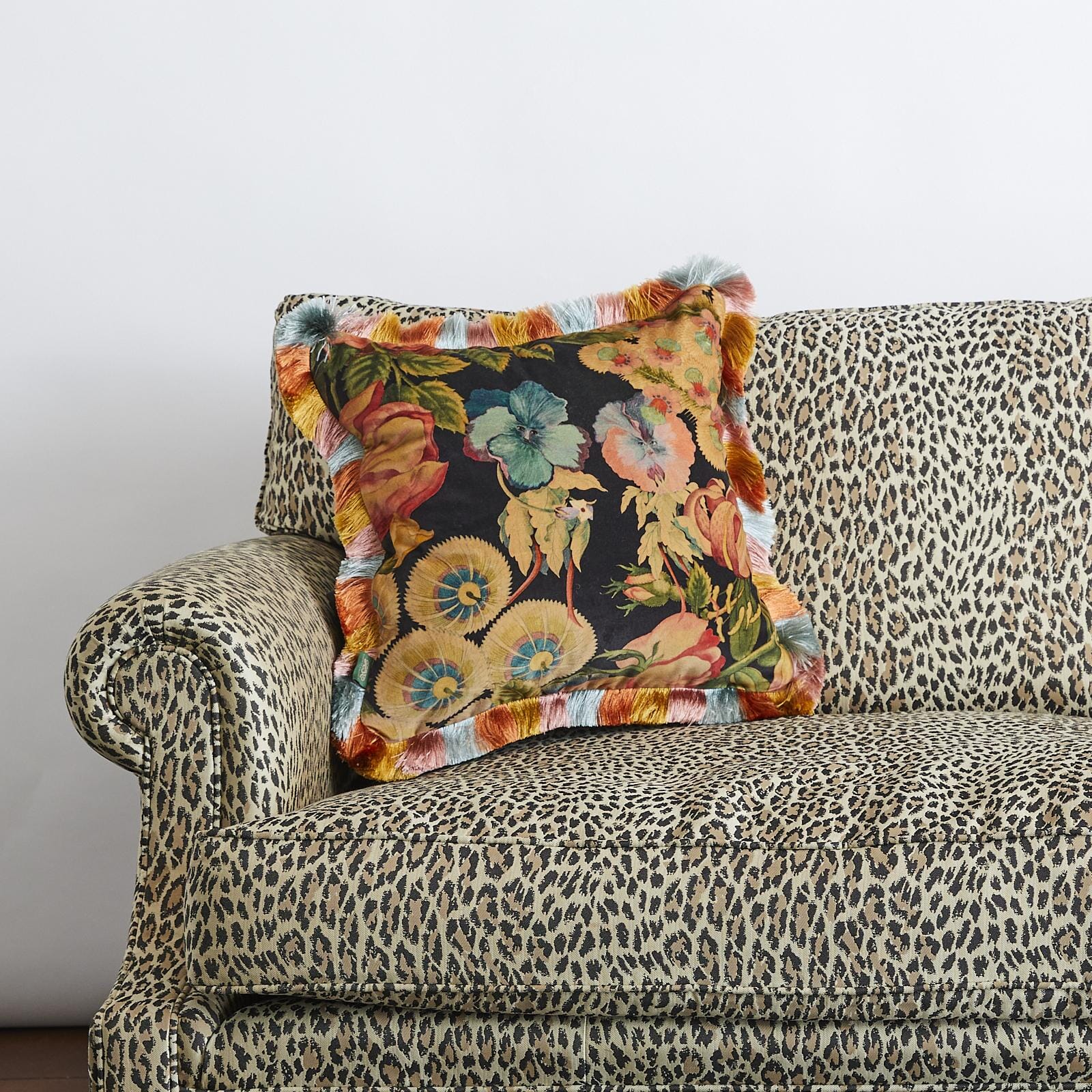 AMATORIA Medium Fringe Velvet Cushion - Noir