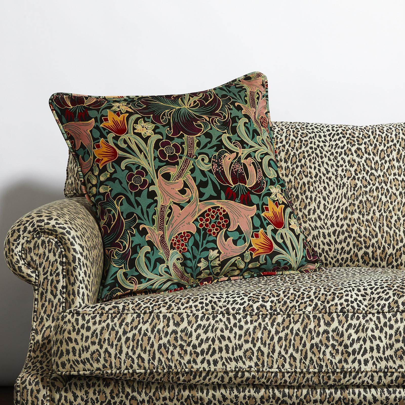 GOLDEN LILY Large Velvet Cushion - Apatite