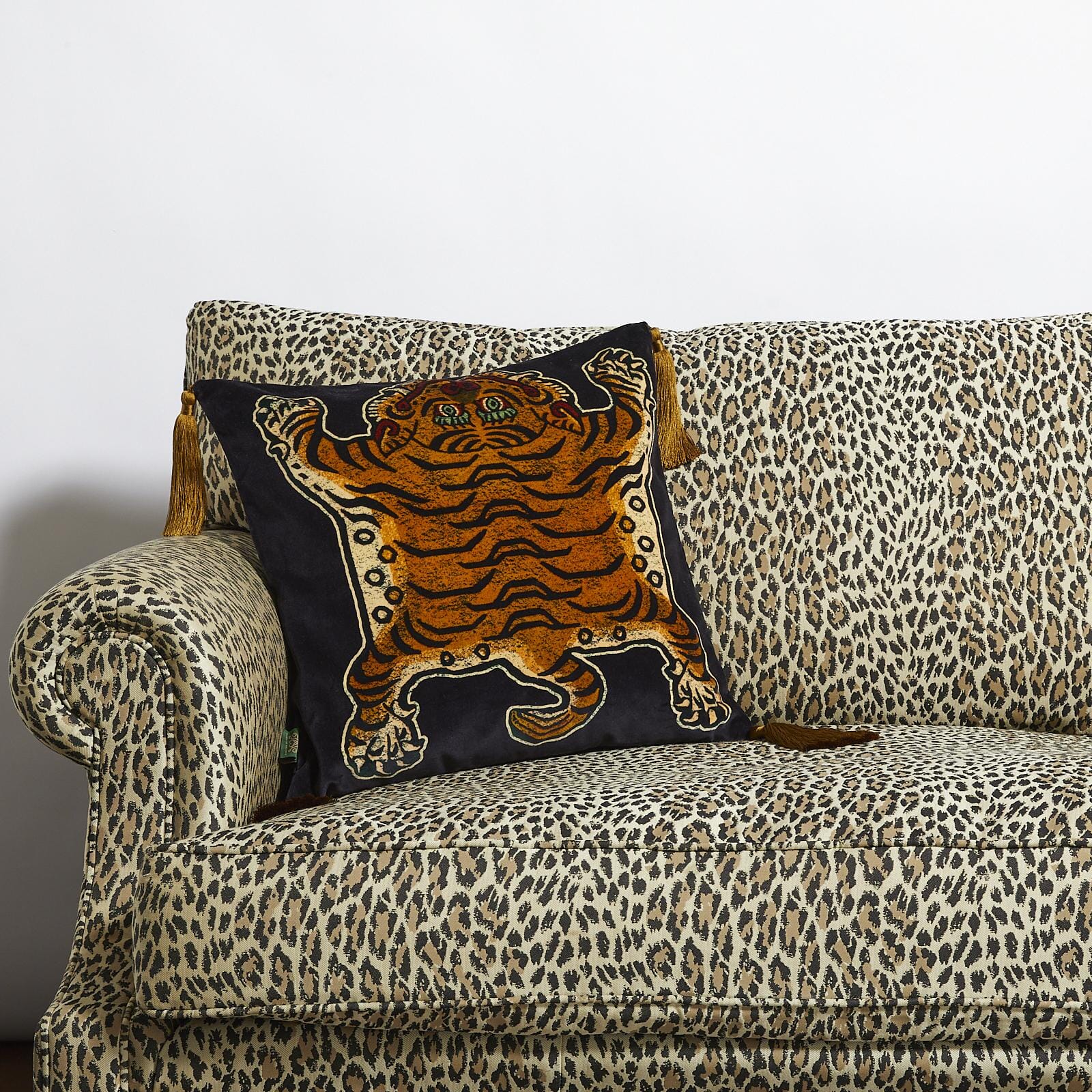 SABER Medium Tassel Velvet Cushion - Noir