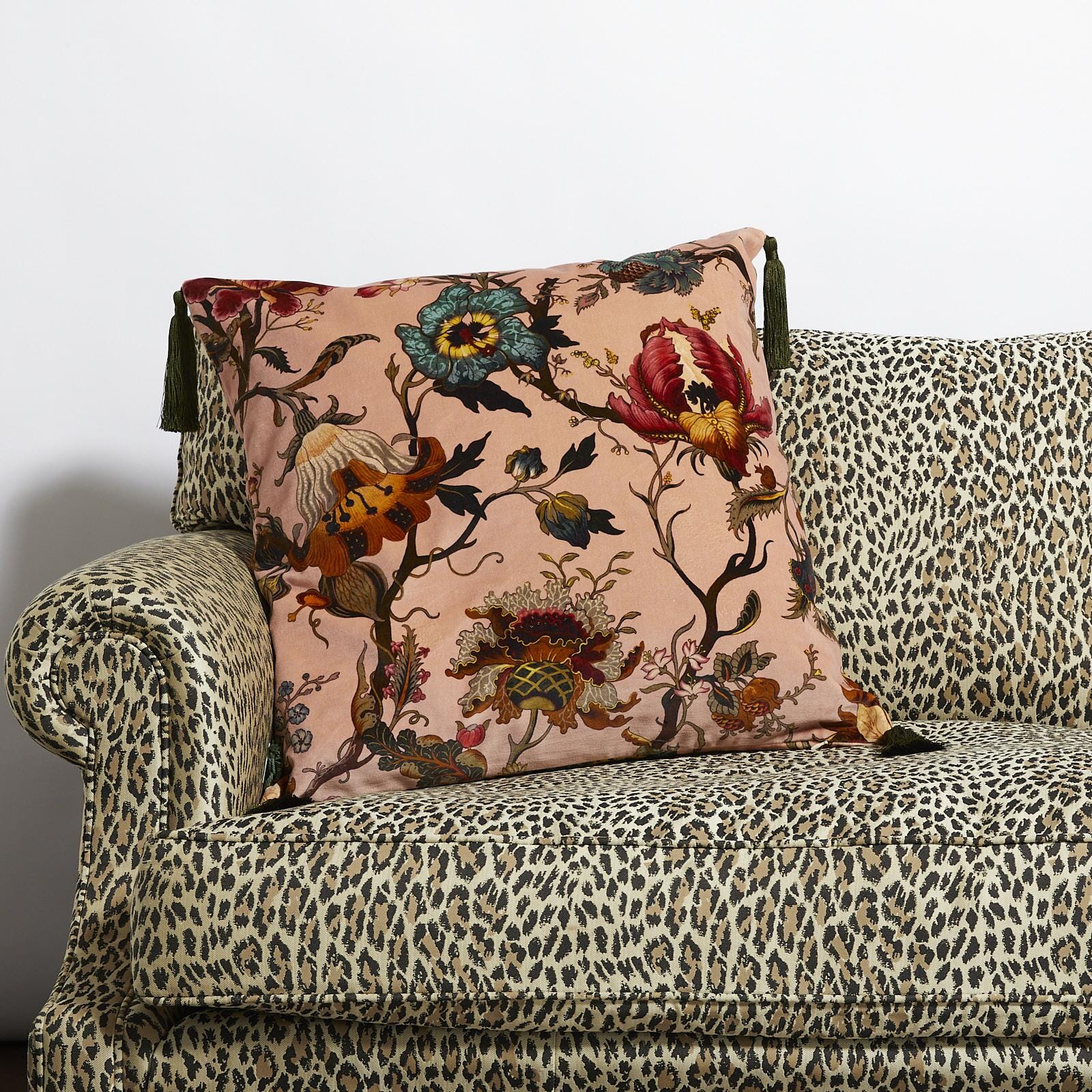 ARTEMIS Large Tassel Velvet Cushion - Blush