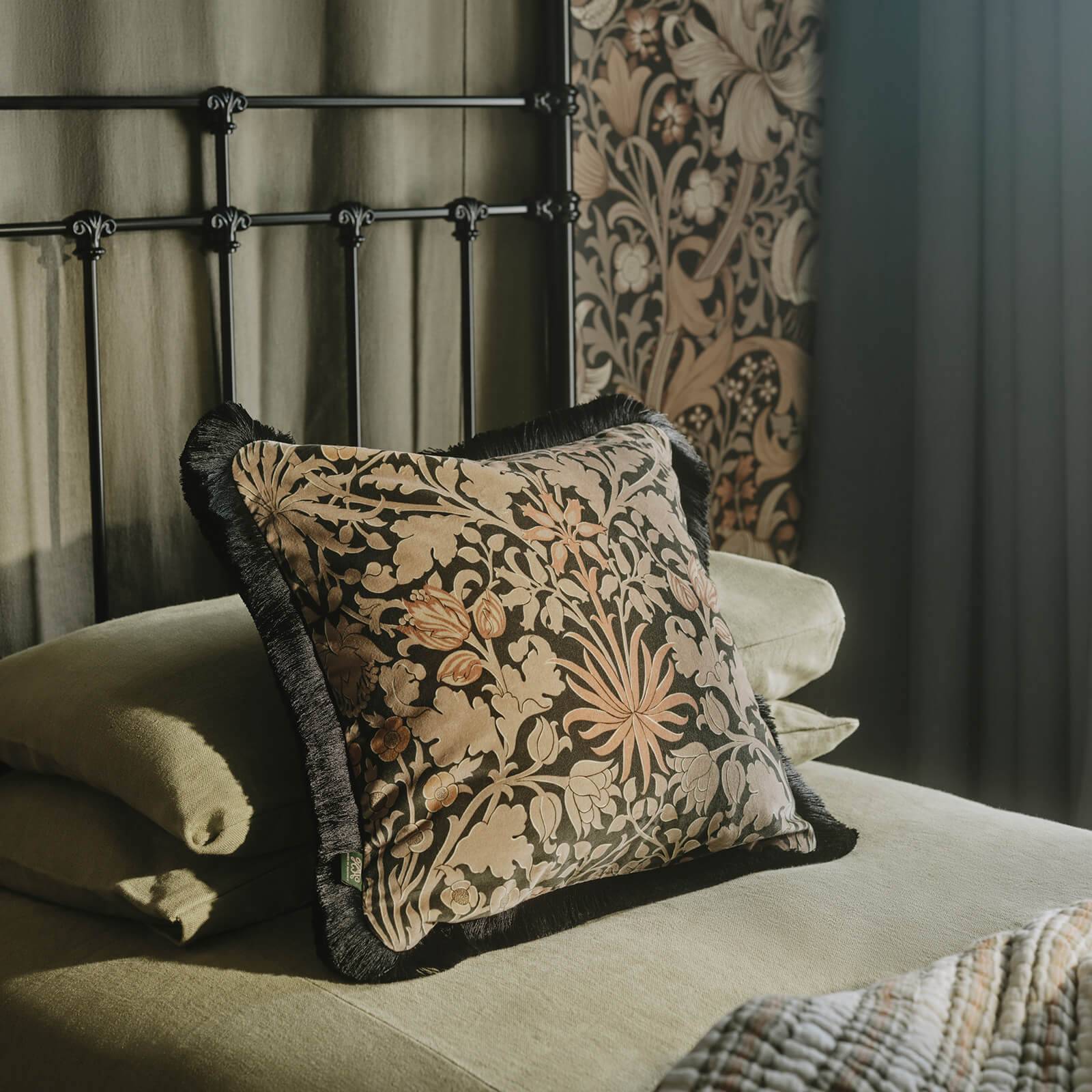 HYACINTH NOVELLUS Velvet Fringed Cushion - Noir