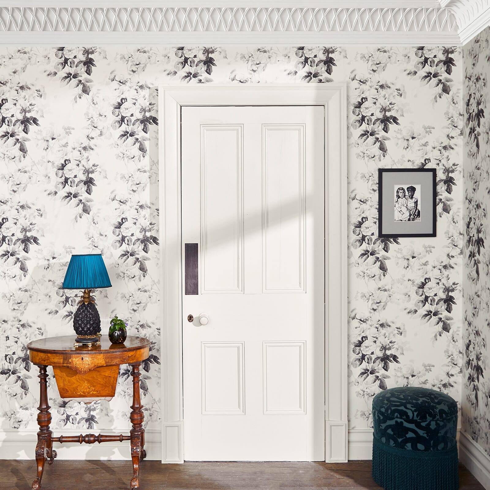 LONDON ROSE Traditional Wallpaper - Smoke Grey