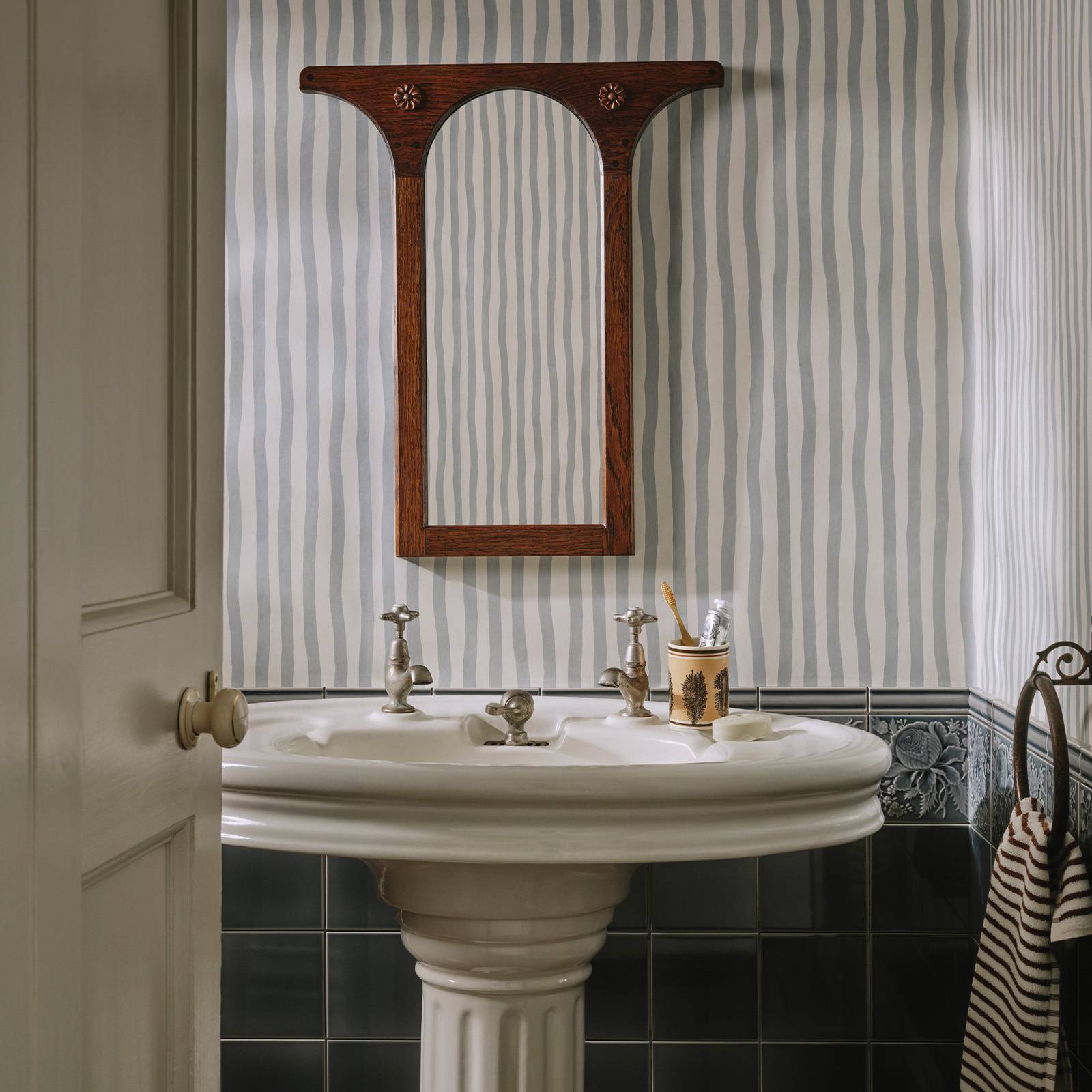 ARTIST'S STRIPE Wallpaper - Byzantine & Narcissus