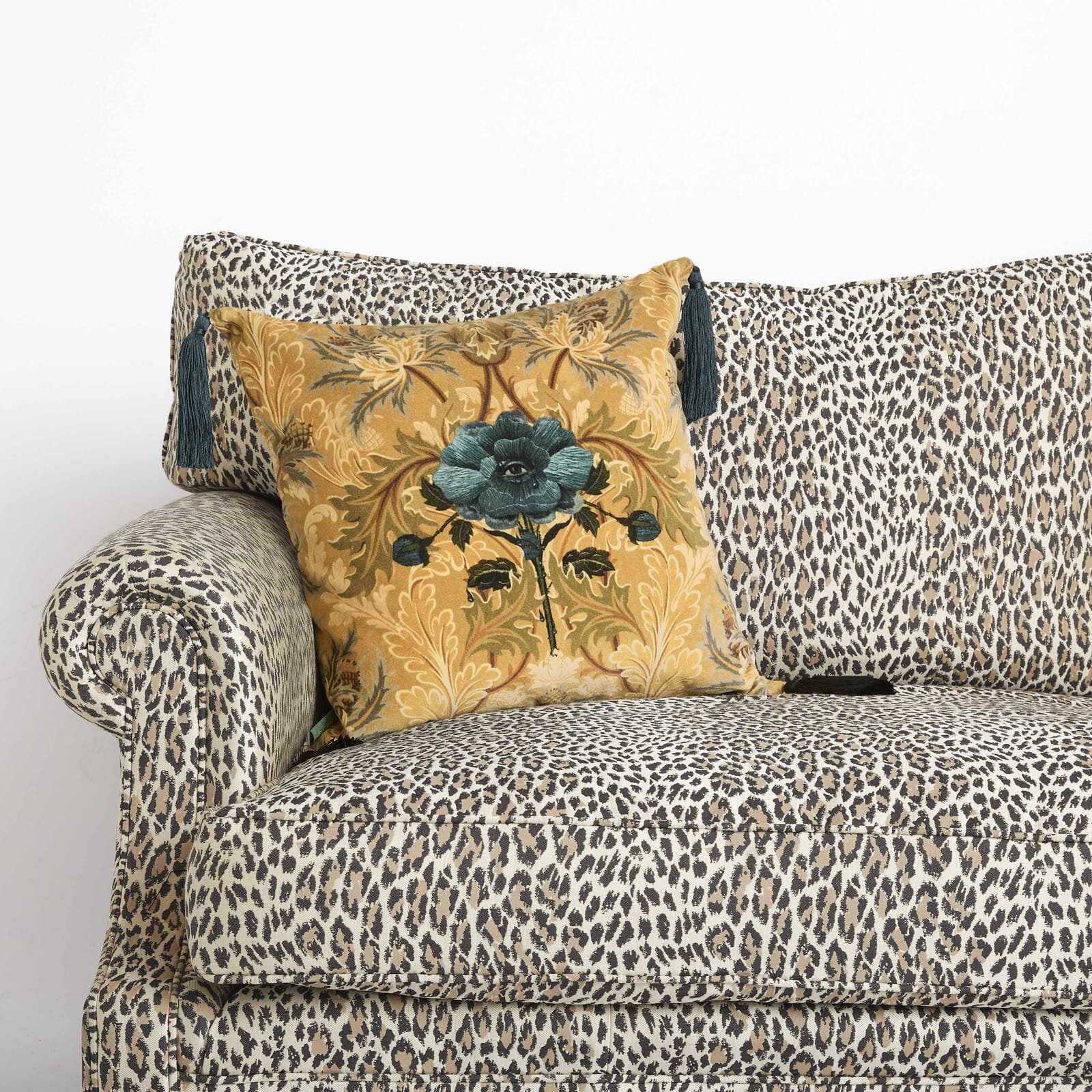 THE BLUE ROSE WEEPING Velvet Medium Cushion - Aurelian