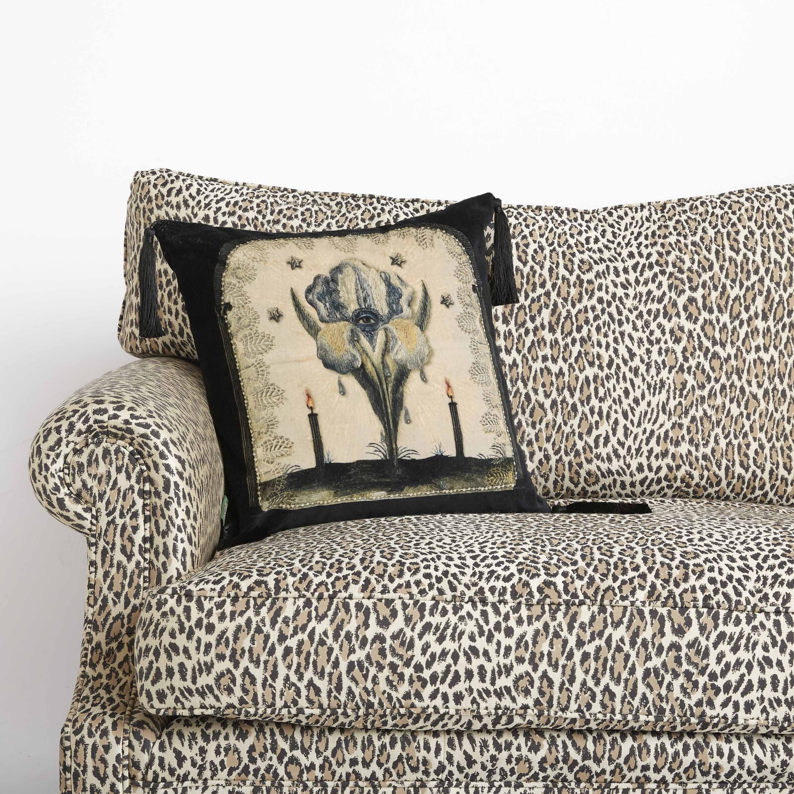 THE FLOWER AT THE GATE Velvet Medium Cushion - Noir